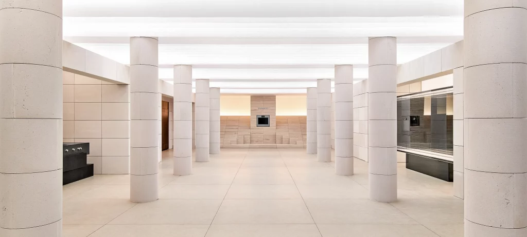 Mit Präsenz offenbarte Gaggenau das Wesentliche – und nichts darüber hinaus. Ein Raum, in dem das Bleibende Bestand hatte und das Überflüssige verschwand.Gaggenau Pavillon In der Villa Necchi Campiglio — Eine seltene Oase der Stille im Herzen Mailands, geprägt von Balance und Präzision—nahm diese Idee die Form eines Pfades an, der die Aufmerksamkeit nach innen lenkte. Licht und Struktur schärften die Wahrnehmung; jedes Detail war durchdacht, jedes Element bewusst gewählt.CITY KÜCHEN Berlin ist Gaggenau Masterpartner. 