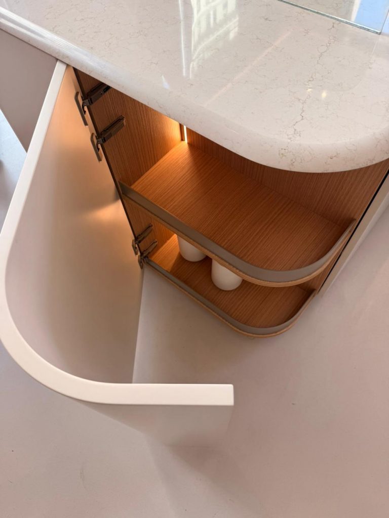 Im Rahmen der Mailänder Designwoche 2026 präsentiert Ernestomeda Sign Round, die neueste Weiterentwicklung von Sign, einem der ikonischsten Modelle der Marke, entworfen von Giuseppe Bavuso, Architekt und Art Director des Unternehmens. Das neue Projekt interpretiert die Formensprache von Sign neu und bewahrt dabei dessen starke ästhetische Identität. So unterstreicht es seine Rolle als Statement-Küche – offen, einladend und absolut zeitgemäß.