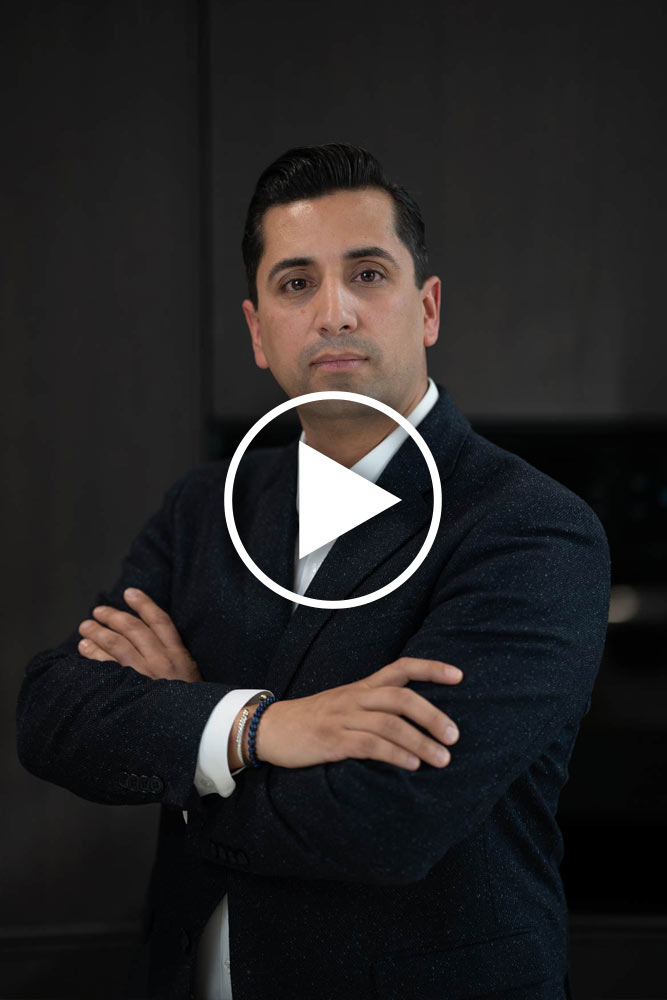 Carlos Estevez reist durch ganz Europa um besonders schöne Materialien zu finden. Schön ist nicht schön genug. Design ist sein Leben. Er ist eine Ikone. Nicht selten hört man von Kunden, dass eine Planung mit ihm unbezahlbar ist. Er übernimmt die Verantwortung für das Design im Hause City Küchen.