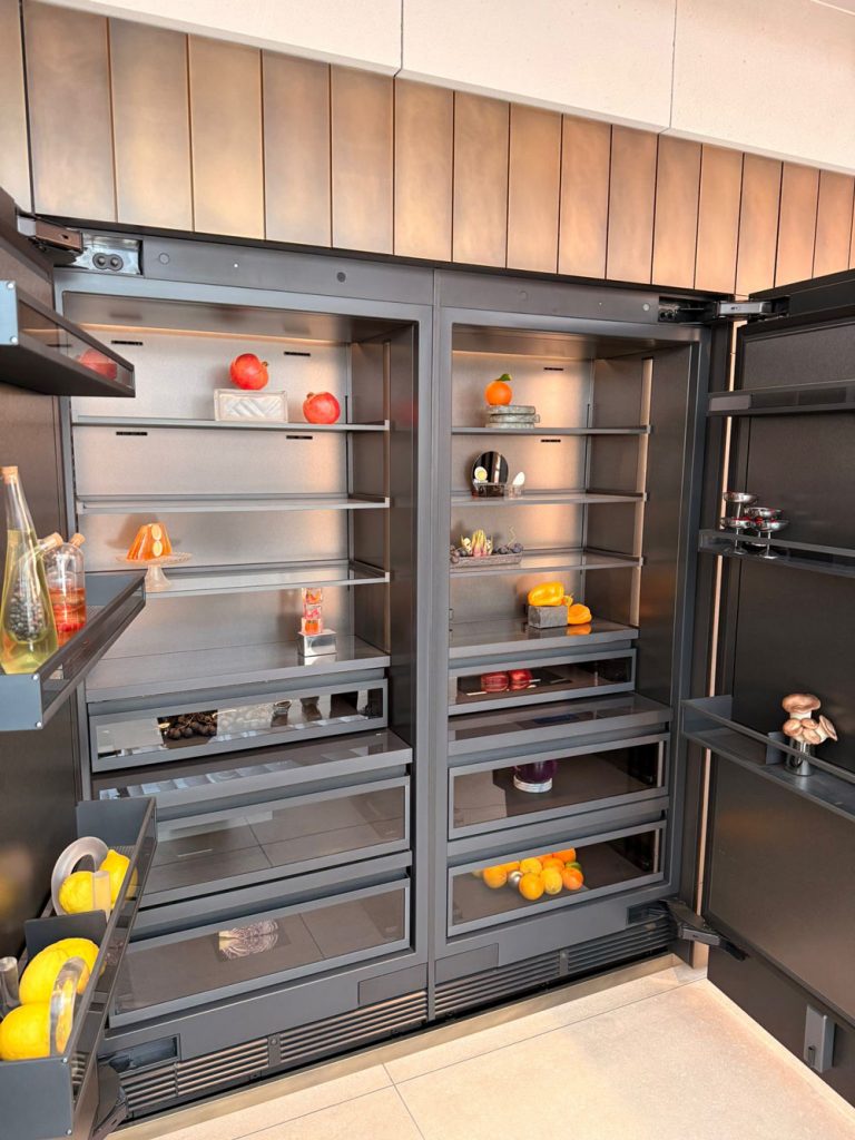Mit Präsenz offenbarte Gaggenau das Wesentliche – und nichts darüber hinaus. Ein Raum, in dem das Bleibende Bestand hatte und das Überflüssige verschwand.Gaggenau Pavillon In der Villa Necchi Campiglio — Eine seltene Oase der Stille im Herzen Mailands, geprägt von Balance und Präzision—nahm diese Idee die Form eines Pfades an, der die Aufmerksamkeit nach innen lenkte. Licht und Struktur schärften die Wahrnehmung; jedes Detail war durchdacht, jedes Element bewusst gewählt.CITY KÜCHEN Berlin ist Gaggenau Masterpartner. 