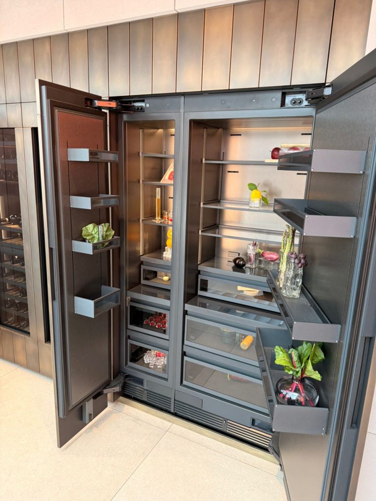 Mit Präsenz offenbarte Gaggenau das Wesentliche – und nichts darüber hinaus. Ein Raum, in dem das Bleibende Bestand hatte und das Überflüssige verschwand.Gaggenau Pavillon In der Villa Necchi Campiglio — Eine seltene Oase der Stille im Herzen Mailands, geprägt von Balance und Präzision—nahm diese Idee die Form eines Pfades an, der die Aufmerksamkeit nach innen lenkte. Licht und Struktur schärften die Wahrnehmung; jedes Detail war durchdacht, jedes Element bewusst gewählt.CITY KÜCHEN Berlin ist Gaggenau Masterpartner. 