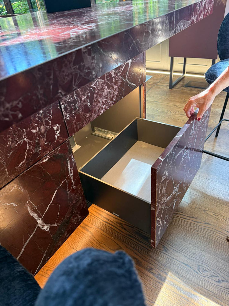 Im Rahmen der Milan Design Week 2026 präsentieren wir uns in der lichtdurchfluteten Orangerie des Museo Poldi Pezzoli. Unter dem Titel „Art is now“ schaffen wir einen Ort, der sich bewusst vom Tempo der Stadt absetzt und Raum für eine konzentrierte Auseinandersetzung mit Küchenarchitektur, edlen Materialien und extravaganter Planung bietet.Wenn Küche zum Exponat und zur Kunst im Raum wird, inszenieren wir „Rosso Lepanto“ im Museo Poldi Pezzoli.